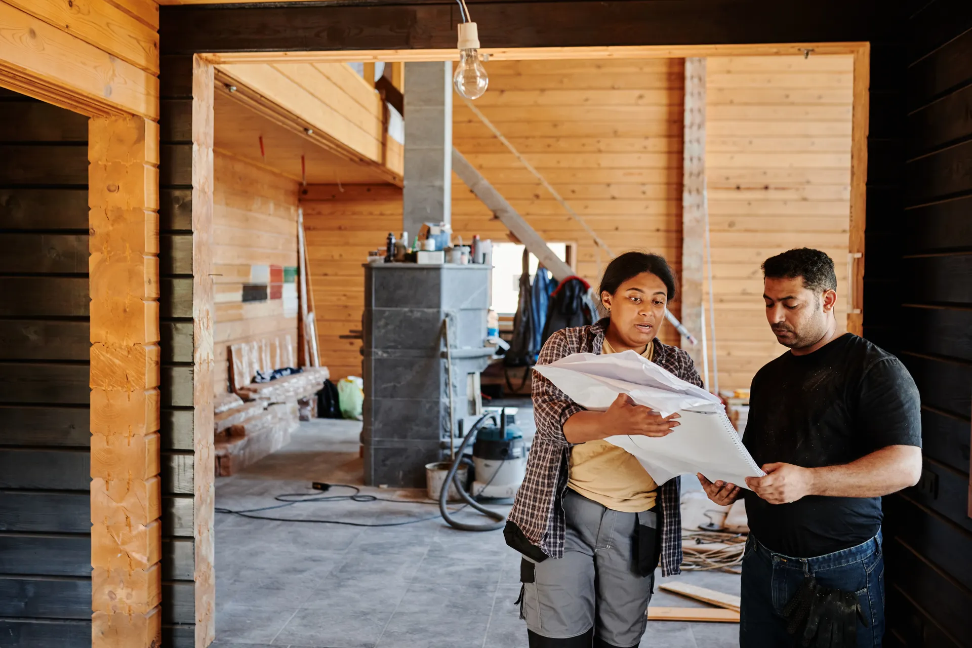 Contractor consulting with a homeowner in Tacoma about a kitchen remodel